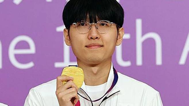 항저우 아시안게임 바둑 남자단체전 금메달을 획득한 신진서