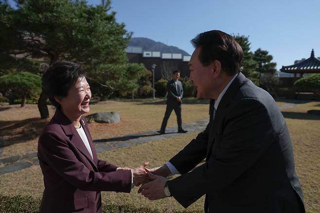 윤석열 대통령이 7일 오후 대구 달성군 박근혜 전 대통령의 사저를 방문해 박 전 대통령과 인사하고 있다.   대통령실 제공