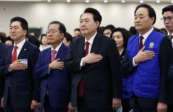 윤석열 대통령이 7일 대구 북구 엑스코에서 열린 2023년 바르게살기운동 전국회원대회에서 국기에 경례하고 있다. 2023.11.07. 뉴시스