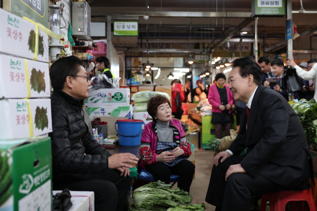 윤석열 대통령이 7일 대구 북구 칠성종합시장을 방문, 상인들과 이야기를 나누고 있다. 대구=연합뉴스