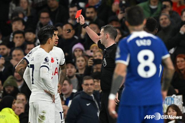 크리스티안 로메로 퇴장 장면. /AFPBBNews=뉴스1