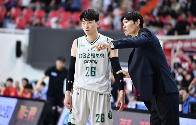 원주 DB 강상재와 이야기를 나누는 김주성 감독(오른쪽). /사진=KBL 제공