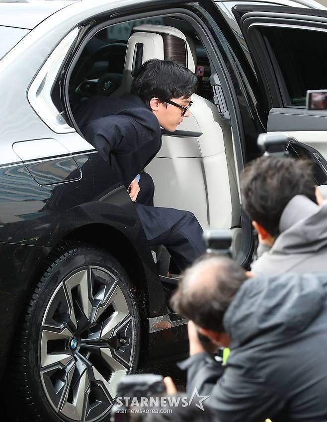 마약 투약 혐의를 받고 있는 가수 지드래곤(본명 권지용)이 6일 오후 인천 남동구 논현경찰서에 출석하고 있다.   지드래곤은 이날 인천경찰청 마약범죄수사계에 피의자 신분으로 자진 출석해 첫 경찰 조사를 받는다. 2023.11.06 /사진=김창현