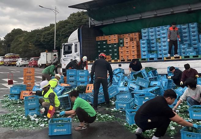 7일 낮 제주시 연북로에 쏟아진 술병 [독자 제공. 재판매 및 DB 금지]