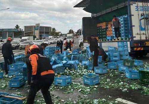 7일 낮 제주시 연북로에 쏟아진 술병 [독자 제공. 재판매 및 DB 금지]