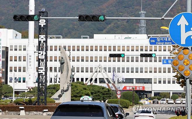 경남 도청 앞 누리호 발사체 [연합뉴스 자료사진]