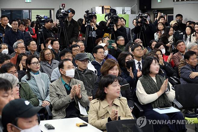 '김포 서울 편입' 관련 간담회에 참석한 김포시민들 (김포=연합뉴스) 홍현기 기자 = 7일 오후 경기도 김포시 장기본동 행정복지센터서 열린 서울시 편입 관련 주민간담회에 참석한 주민들이 내빈 소개를 듣고 박수를 치고 있다. 2023.11.7 hong@yna.co.kr