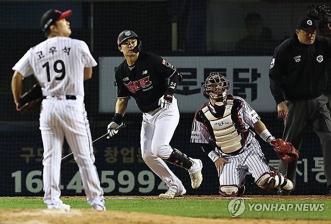 역전타치는 문상철 (서울=연합뉴스) 윤동진 기자 = 7일 서울 잠실야구장에서 열린 2023 KBO 한국시리즈 1차전 kt 위즈와 LG 트윈스의 경기. 9회 초 2사 1루 때 kt 문상철이 1타점 역전타를 치고 있다. 2023.11.7 mon@yna.co.kr