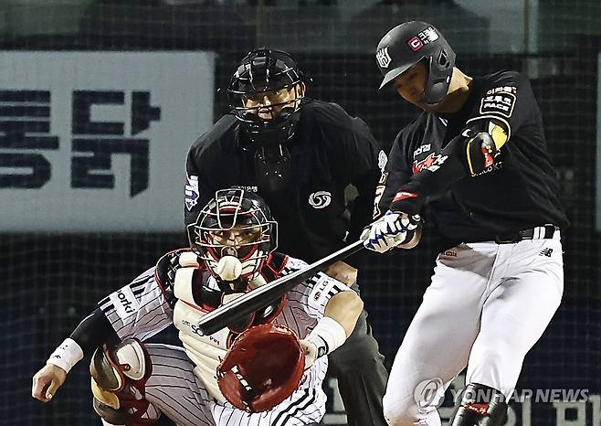 kt 문상철, 9회 역전타 (서울=연합뉴스) 윤동진 기자 = 7일 서울 잠실야구장에서 열린 2023 KBO 한국시리즈 1차전 kt 위즈와 LG 트윈스의 경기. 9회 초 2사 1루 때 kt 문상철이 1타점 역전타를 치고 있다. 2023.11.7 mon@yna.co.kr