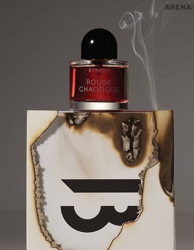 달콤한 자두와 프랄린 뒤로 깊고 어두운 우드 향이 짙게 머무른다. 밤의 이중성을 표현한 루즈 카오티크 익스트레잇 드 퍼퓸 50mL 43만원 바이레도 제품.