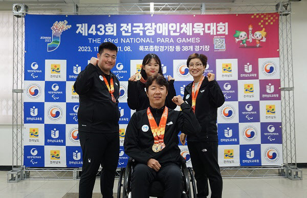 BDH 파라스 김동일(앞줄 가운데), 권상현·김고운·김연미(뒷줄 왼쪽부터) 선수 (사진=BDH)