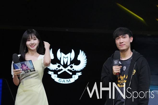 윤수빈 아나운서와 GAM 정글러 '리바이' 도두이칸ⓒMHN스포츠 이솔 기자