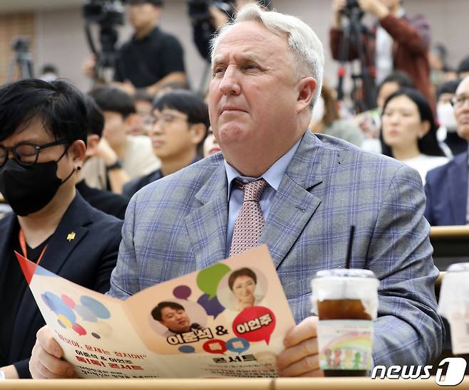 인요한 국민의힘 혁신위원장이 4일 오후 부산 경성대 중앙도서관에서 열린 '바보야 문제는 정치야 토크콘서트'에 참석해 이준석 전 대표의 발언을 듣고 있다. 이날 인 혁신위원장은 이 전 대표와 만나기 위해 '깜짝' 부산 방문을 했지만, 두 사람의 회동은 이뤄지지 않았다. 2023.11.4/뉴스1 ⓒ News1 윤일지 기자