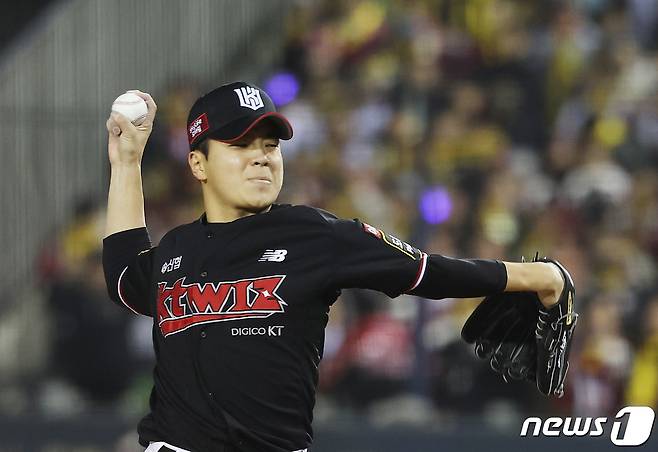 7일 오후 서울 송파구 잠실야구장에서 열린 프로야구 '2023 신한은행 SOL KBO 포스트시즌' 한국시리즈 1차전 kt 위즈와 LG 트윈스의 경기 7회말 등판한 kt 손동현이 역투하고 있다. 2023.11.7/뉴스1 ⓒ News1 이재명 기자