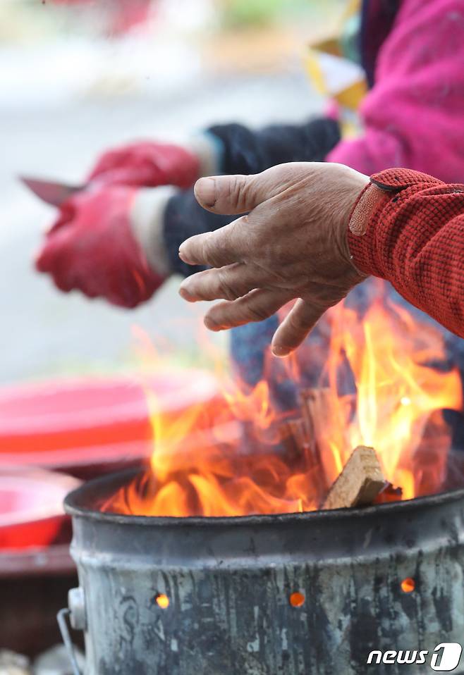 절기상 입동인 8일 광주 남광주시장에서 상인들이 갑자기 추워진 날씨에 모닥불을 피워놓고 손을 녹이고 있다.2023.11.8/뉴스1 ⓒ News1 김태성 기자