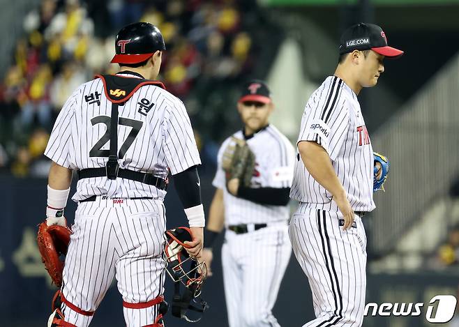 8일 오후 서울 송파구 잠실야구장에서 열린 프로야구 ‘2023 신한은행 SOL KBO 포스트시즌’ 한국시리즈 2차전 LG 트윈스와 kt 위즈의 경기, 1회초 만루위기에서 선제점을 허용한 LG 선발투수 최원태가 강판되고 있다. 2023.11.8/뉴스1 ⓒ News1 이동해 기자