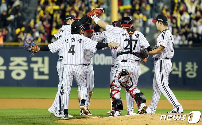 8일 오후 서울 송파구 올림픽로 잠실야구장에서 열린 프로야구 '2023 신한은행 SOL KBO 포스트시즌' 한국시리즈 2차전 LG 트윈스와 kt 위즈의 경기에서 5대4 짜릿한 역전승을 거둔 LG 선수들이 승리의 주역 박동원과 함께 기쁨을 나누고 있다. 2023.11.8/뉴스1 ⓒ News1 이동해 기자