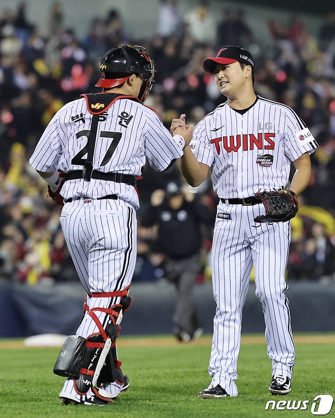 8일 오후 서울 송파구 잠실야구장에서 열린 프로야구 '2023 신한은행 SOL KBO 포스트시즌' 한국시리즈 2차전 LG 트윈스와 kt 위즈의 경기를 5대4로 승리를 거둔 LG 마무리 고우석과 포수 박동원이 기뻐하고 있다. 2023.11.8/뉴스1 ⓒ News1 이재명 기자