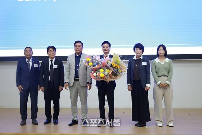 정인선 회장이 2022 항저우아시안게임 여자단식 금메달리스트 문혜경(맨오른쪽) 등으로부터 축하 꽃다발을 받고 포즈를 취하고 있다. 제공|대한소프트테니스협회