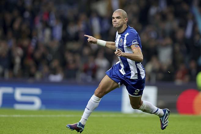 FC포르투의 페페가 7일(현지시간) 로열 앤트워프와의 2023~2024 유럽축구연맹(UEFA) 챔피언스리그 본선 H조 조별리그 홈 4라운드에서 후반 추가시간 1분 헤더골을 넣고 세리머니를 하고 있다. 포르투|AP 연합뉴스