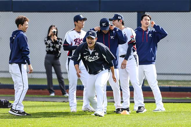 APBC 대표팀 문동주(가운데)가 6일 대구삼성라이온즈파크에서 열린 첫 훈련에서 몸을 풀고 있다. 사진제공 | KBO