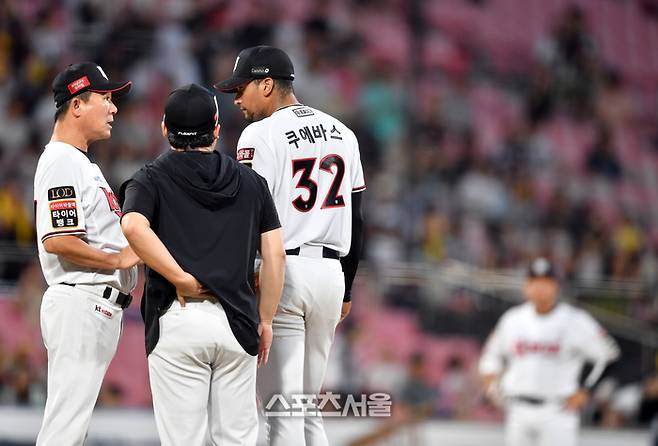 쿠에바스가 5일 수원KT위즈파크에서 열린 2023프로야구 KT위즈와 LG트윈스의 경기 2회초 흔들리자 김태한 코치가 마운드에 오르고 있다. 2023.0905.  수원 | 강영조기자 kanjo@sportsseoul.com