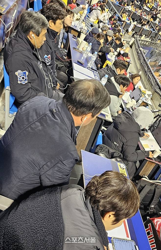 KBO 허운 심판위원장(가운데)를 포함한 심판위원이 7일 잠실구장에서 열린 한국시리즈 1차전에서 ABS를 점검하고 있다. 잠실 | 장강훈기자 zzang@sportsseoul.com