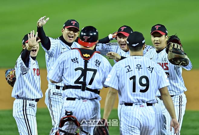 LG 고우석, 박동원 등 내야수들이  8일 잠실구장에서 열린 2023 한국시리즈 LG트윈스와 KT위즈의 경기에서 승리한 후 선수들과 자축하고 있다. 2023.11.08.  잠실 | 강영조기자 kanjo@sportsseoul.com