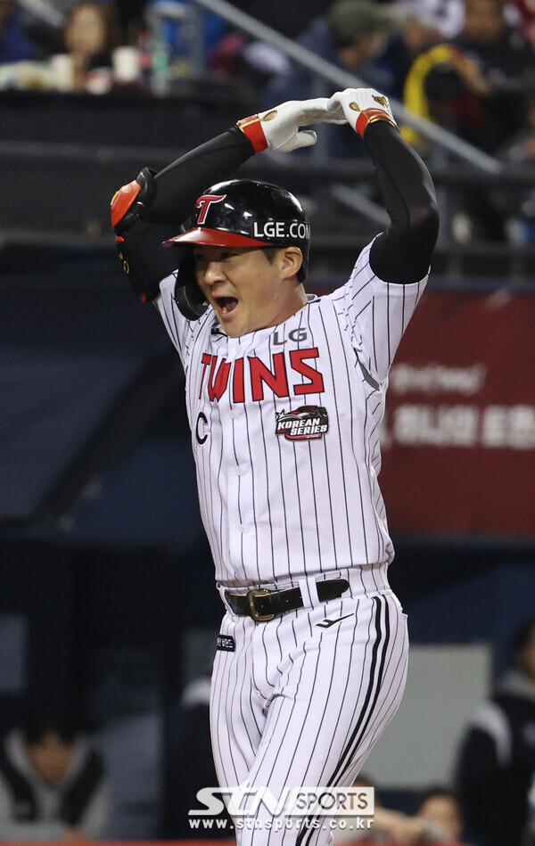 8일 서울 잠실야구장에서 열린 2023 KBO 포스트시즌 한국시리즈(KS) 2차전 LG 트윈스 대 KT 위즈 경기, LG 공격 6회말 1사 주자없는 상황 5번타자 오지환이 솔로홈런을 치고 홈으로 들어와 기뻐하고 있다. 사진┃뉴시스