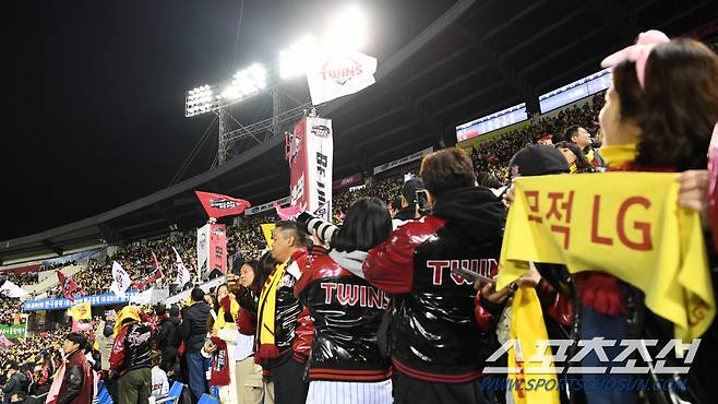 7일 서울 잠실구장에서 열린 KT와 LG의 한국시리즈 1차전. LG 팬들이 뜨거운 열기로 관중석을 채우고 있다. 잠실=정재근 기자 cjg@sportschosun.com/2023.11.7/