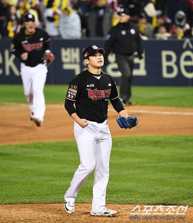 생애 첫 한국시리즈 마무리 순간 박영현은 주먹을 불끈 쥐며 환호했다.