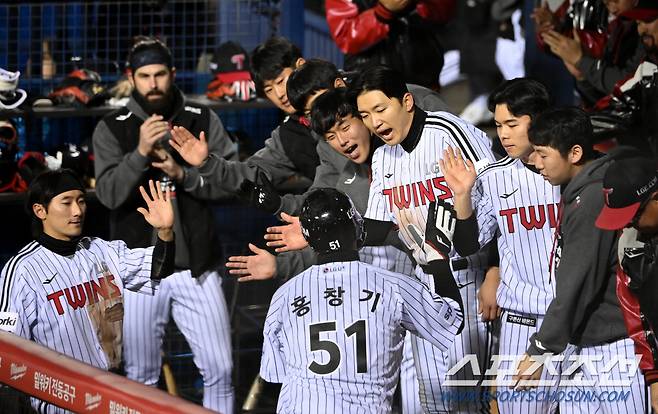 8일 잠실야구장에서 열린 한국시리즈 2차전 KT와 LG의 경기, 3회말 2사 1,3루 LG 오스틴의 1타점 적시타때 득점한 홍창기가 기쁨을 나누고 있다. 잠실=허상욱 기자wook@sportschosun.com/2023.11.08/