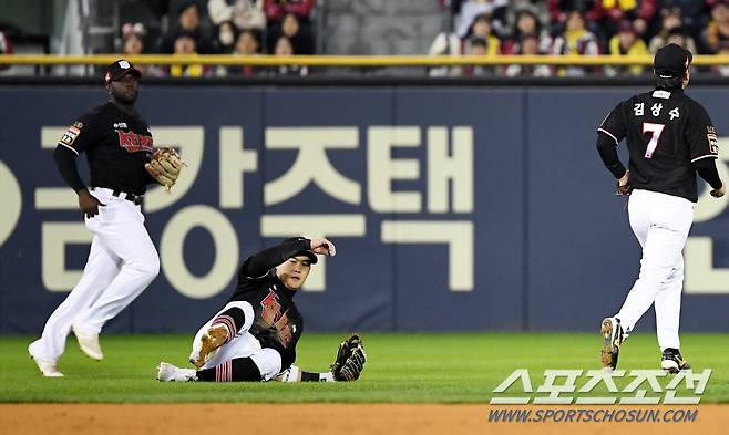 8일 잠실구장에서 열린 LG와 KT의 한국시리즈 2차전. 5회말 1사 LG 박해민의 타구를 KT 유격수 김상수가 잡아내고 있다. 잠실=박재만 기자 pjm@sportschosun.com/2023.11.08/