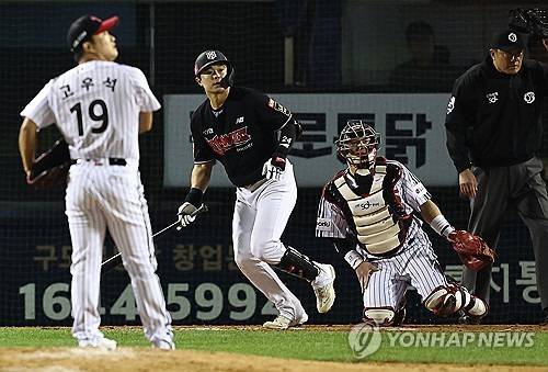 문상철에게 1타점 2루타를 얻어맞는 고우석. ⓒ연합뉴스