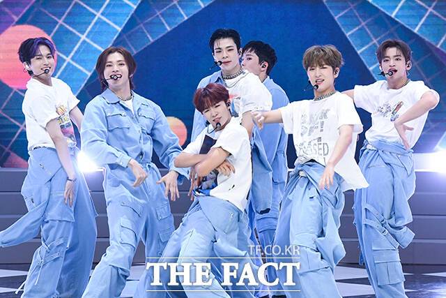 씨제스 스튜디오 소속 신인 보이그룹 휘브(WHIB)가 8일 오후 서울 마포구 SBS 프리즘타워 공개홀에서 열린 첫 번째 싱글 데뷔 앨범 '컷-아웃(Cut-Out)' 발매 기념 쇼케이스에서 '디지(DIZZY)' 무대를 펼치고 있다. /서예원 기자