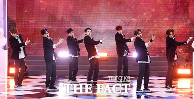 씨제스 스튜디오 소속 신인 보이그룹 휘브(WHIB)가 8일 오후 서울 마포구 SBS 프리즘타워 공개홀에서 열린 첫 번째 싱글 데뷔 앨범 '컷-아웃(Cut-Out)' 발매 기념 쇼케이스에서 '뱅!(BANG!)' 무대를 펼치고 있다. /서예원 기자