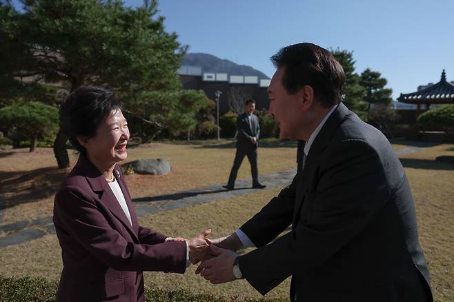 윤석열 대통령이 7일 오후 대구 달성군 박근혜 전 대통령의 사저를 방문해 박 전 대통령과 인사하고 있다./대통령실 제공