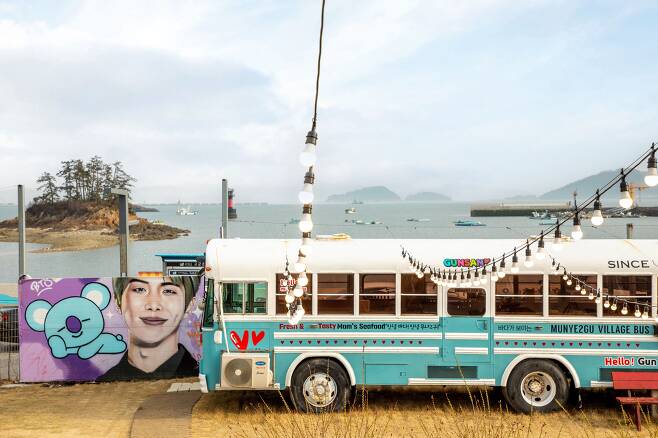방탄소년단 'RM 벽화'가 그려진 카페 '무녀2리 마을버스'. 2층 창가 좌석에선 쥐똥섬까지 한눈에 담을 수 있다. / 장은주 영상미디어 기자
