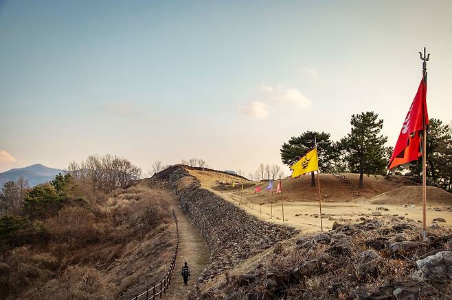 오후 느즈막하게 올라간 마로산성 위로 해가 스며들고 있다. 백제시대 때 쌓은 성의 흔적이 비교적 온전히 남아있다. / 장은주 영상미디어 객원기자