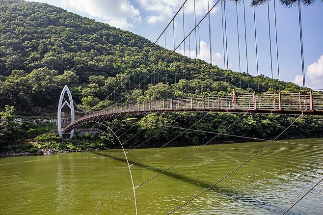 산막이마을까지 이어지는 10리 옛길을 복원한 '산막이옛길'과 85km의 '충청도 양반길'을 잇는 '연하협구름다리'. / 김종연 영상미디어 기자