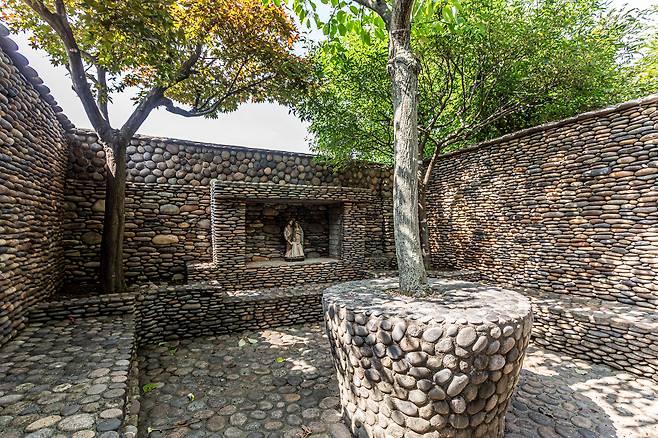 이재옥씨가 30여 년간 직접 돌을 쌓아 완성한 '초원의 집' 정원엔 한반도 지도부터 태극기까지 '돌 작품'이 빼곡하다. 1700㎡(500평)의 정원엔 으레 있을 법한 카페 하나 없다. 이씨는 "카페 만들 자리가 있으면 작품 하나 더 만들고 두고 싶다"며 "거북선을 만드는 게 꿈"이라고 했다. / 김종연 영상미디어 기자