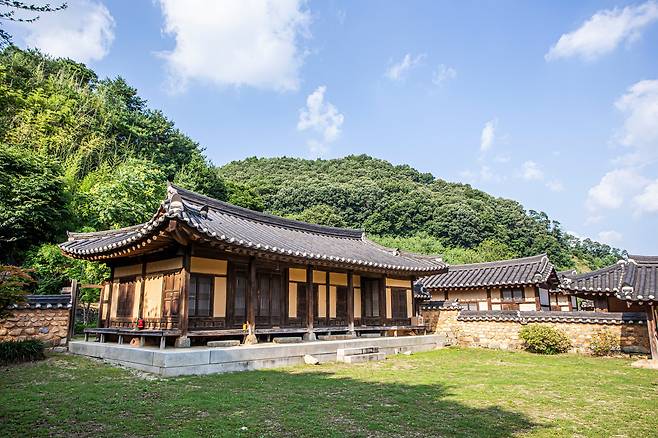 괴산읍에 있는 일완 홍범식 고택. 경술국치에 통분을 못 이기고 자결한 전 금산군수 홍범식 생가를 조성해놓은 곳이다. 인근에 괴산전통시장, 괴산유기농엑스포광장과 가까워 지역 행사장으로 활용되기도 한다. / 김종연 영상미디어 기자