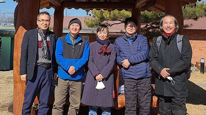 희귀식물 위급종 ‘남바람꽃’을 지키려고 결성된 남바람꽃보존위원회. 왼쪽부터 정연권, 우두성, 윤주옥, 김인호, 이원규씨. /남바람꽃보존위