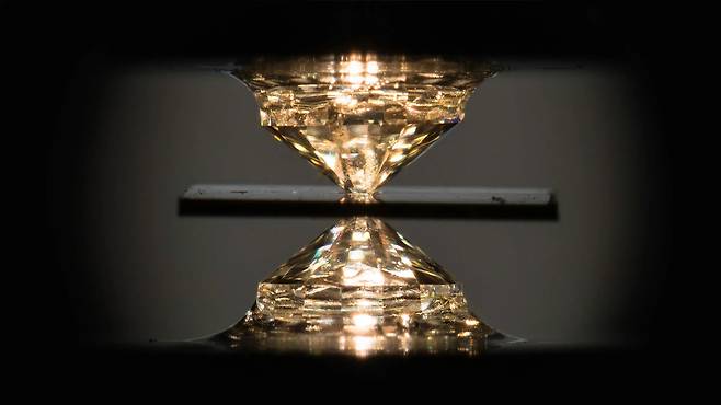 미 로체스터대의 랑가 디아스 교수는 지난 2020년 다이아몬드 모루 사이에 수산화물을 넣고 압착해 상온 초전도체를 개발했다고 발표했다./미 로체스터대