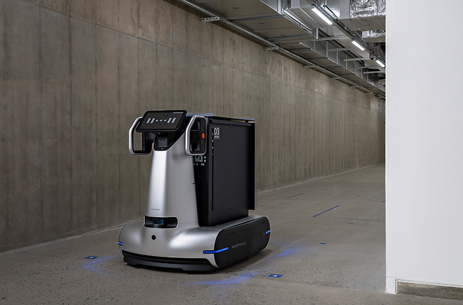 네이버랩스가 개발한 로봇 '가로'가 고중량 서버를 운반하고 있다. ⓒ네이버