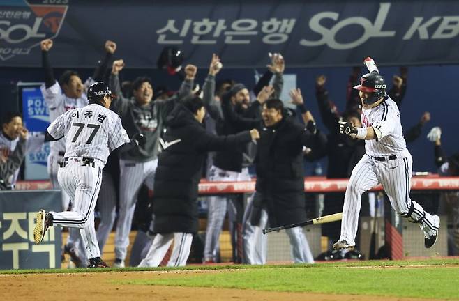 역전의 주인공, 박동원 (서울=연합뉴스) 김성민 기자 = 8일 서울 잠실야구장에서 열린 2023 KBO 한국시리즈 2차전 kt wiz와 LG 트윈스의 경기. 8회말 1사 2루 LG 박동원이 2점 홈런을 치고 그라운드를 달리고 있다. 2023.11.8 ksm7976@yna.co.kr (끝)