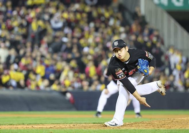 역투하는 kt 박영현 (서울=연합뉴스) 임화영 기자 = 8일 서울 잠실야구장에서 열린 2023 KBO 한국시리즈 2차전 kt wiz와 LG 트윈스의 경기. 7회말 kt 투수 박영현이 역투하고 있다. 이번 포스트시즌에서 박영현이 처음으로 무너졌다.