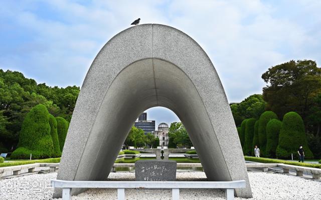 히로시마 평화기념공원 희생자 추모 제단 구조물 위에 비둘기 한 마리가 앉아 있다.