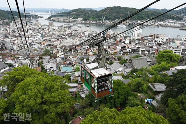 오노미치는 일본에서도 인기 있는 소도시 여행지다. 복고풍 케이블카가 센코지공원으로 오르고 있다.