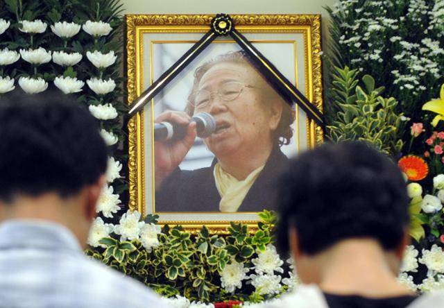 2011년 9월 향년 81세로 별세한 전태일 열사 어머니 이소선 여사의 빈소에서 조문객들이 고인을 추도하고 있다. 한국일보 자료사진